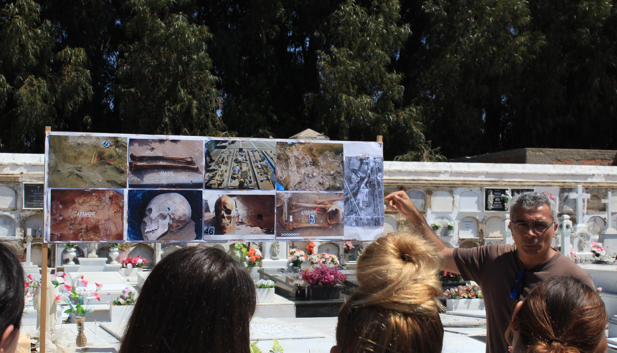 Visita del I.E.S. Santo Domingo a la fosa común del Cementerio de San Roque de Puerto Real